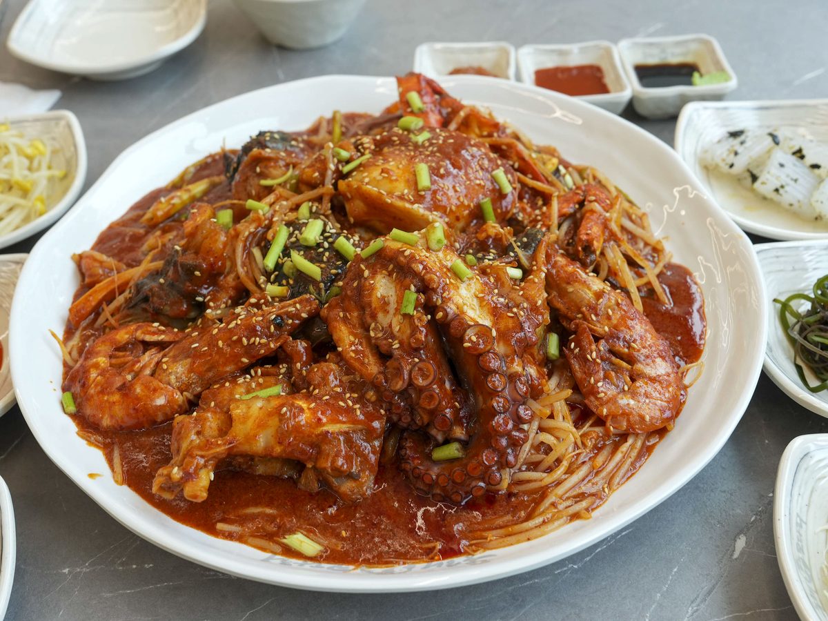 문어와 새우가 올라간 해물찜