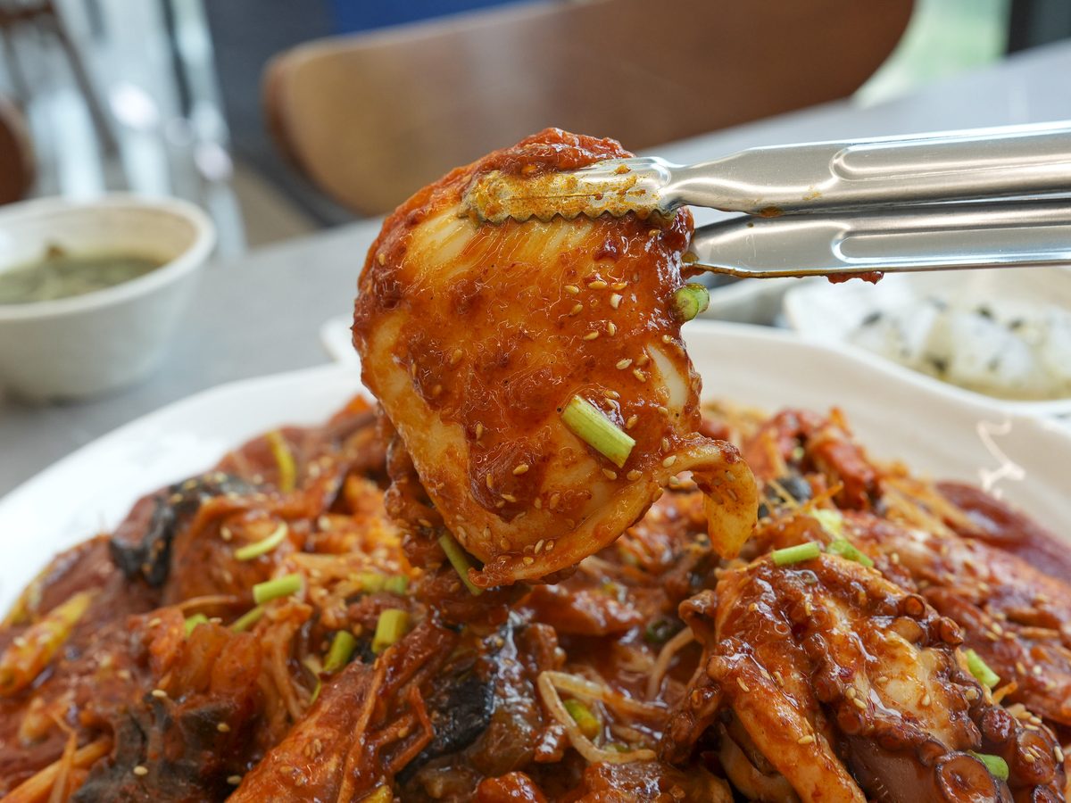집게로 집어 올린 해물찜