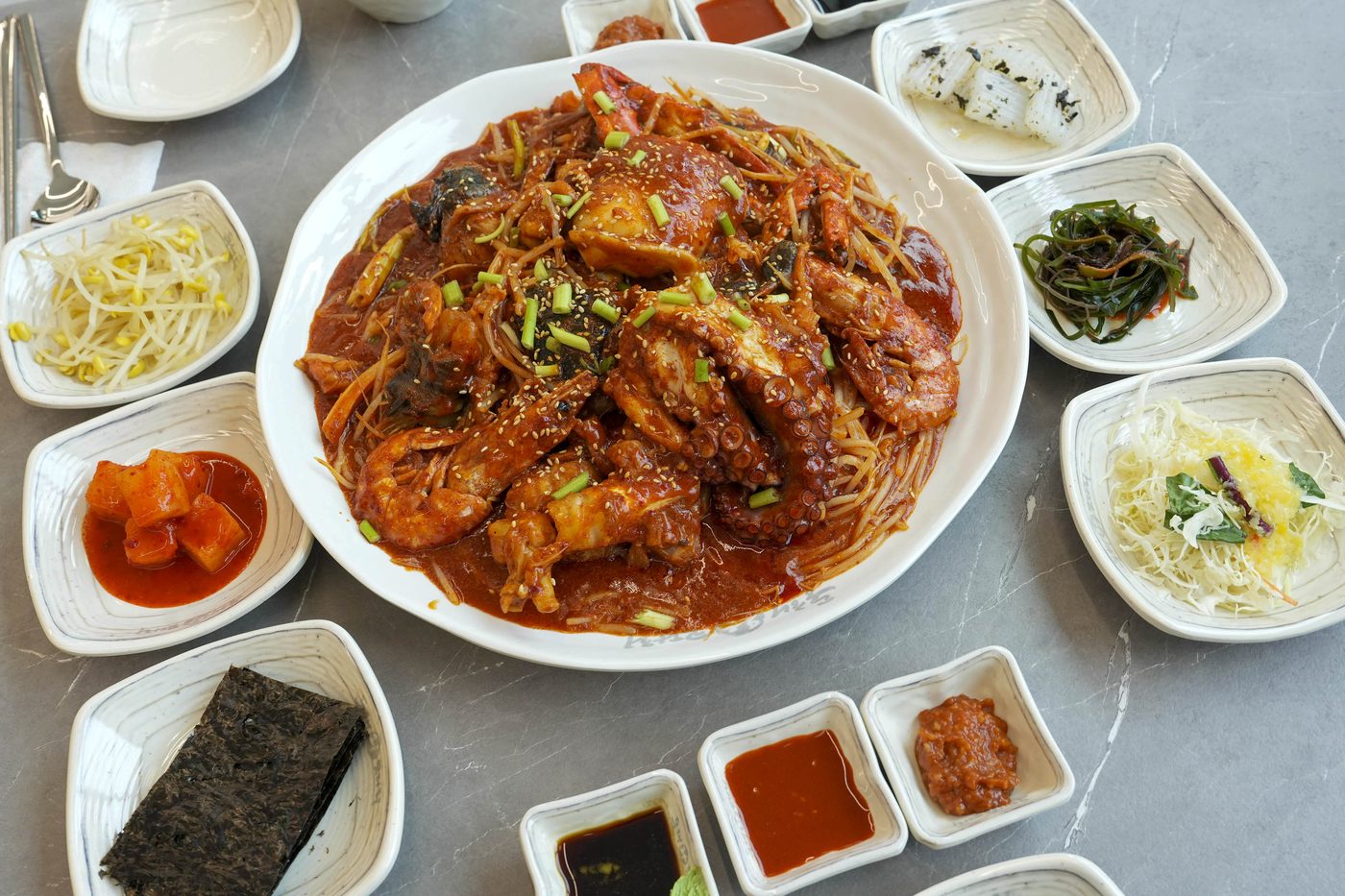 반찬과 함께 차린 해물찜 한 상
