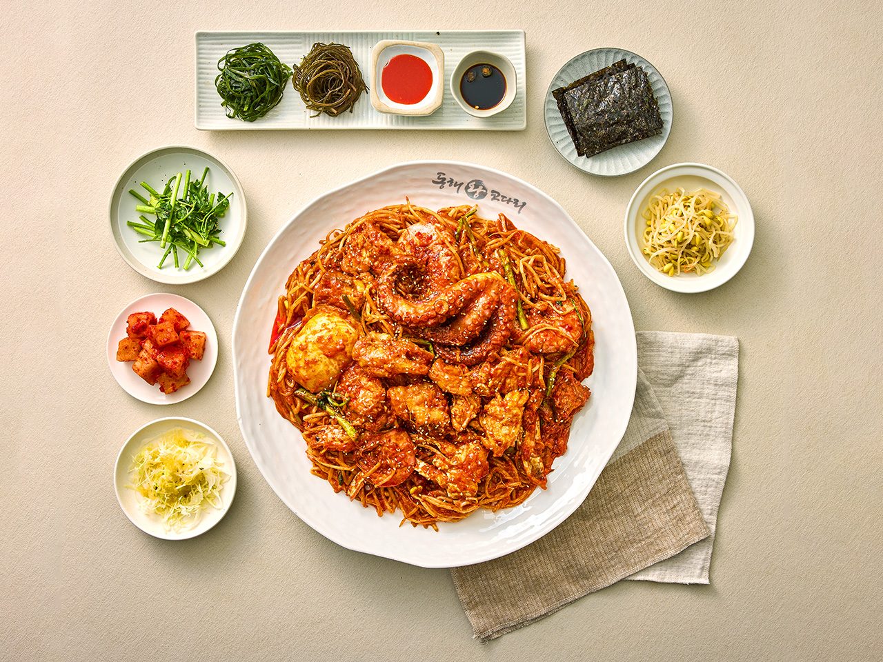 위에서 본 해물찜 한 상